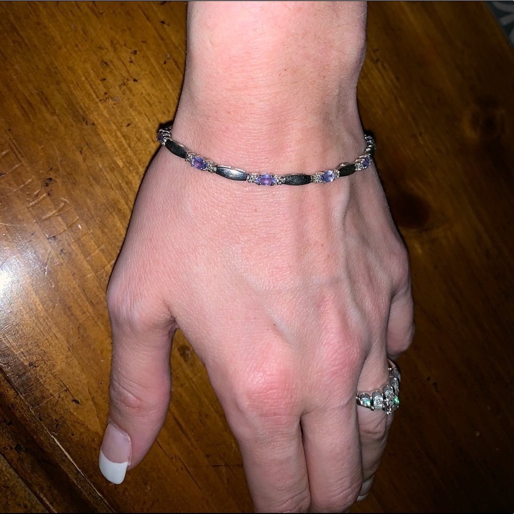 Beautiful tanzanite and white gold tennis bracelet
